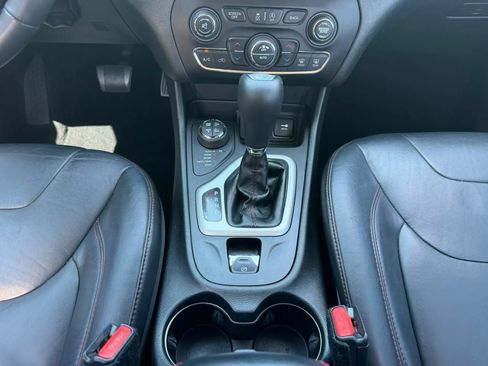 Used 2015 Jeep Cherokee Trailhawk w/ Comfort/Convenience Group AWD/4WD image 13