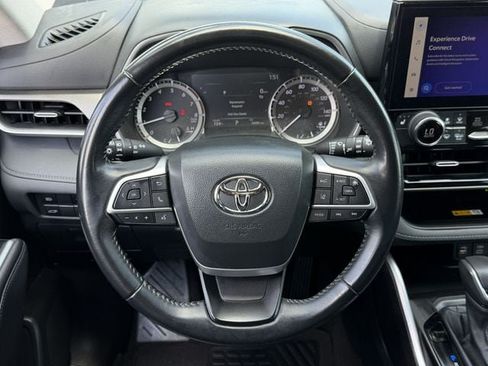 Used 2023 Toyota Highlander XLE FWD image 11
