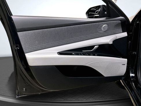 Used 2025 Hyundai Elantra Limited image 23