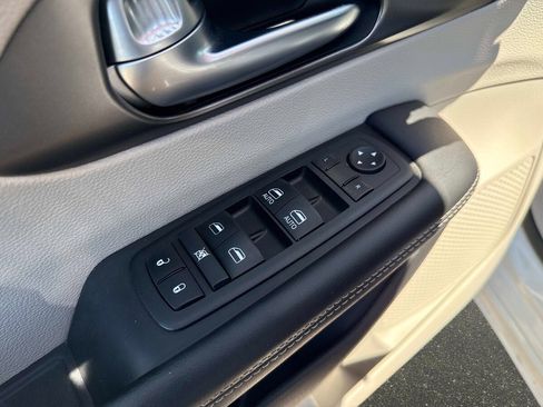 Used 2024 Chrysler Pacifica Limited FWD image 16