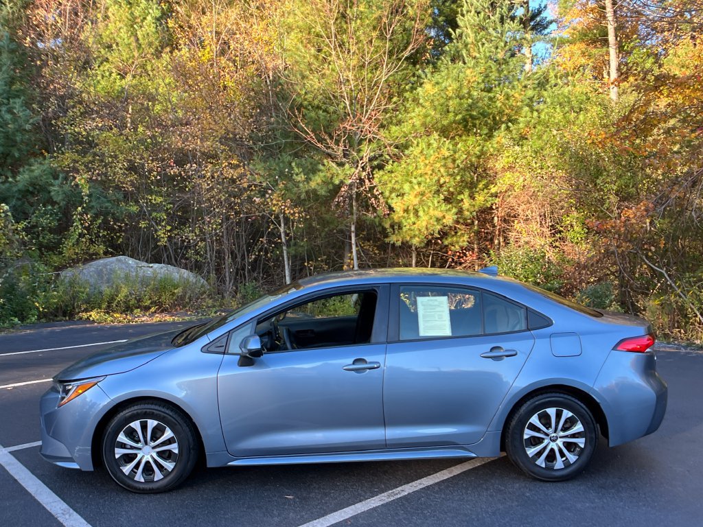 Used 2022 Toyota Corolla LE FWD image 2