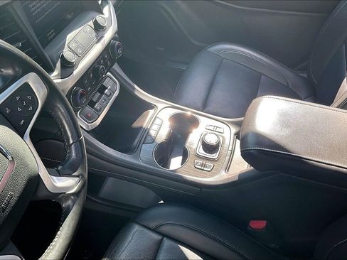 Used 2022 GMC Acadia SLT w/ Technology Package FWD image 17