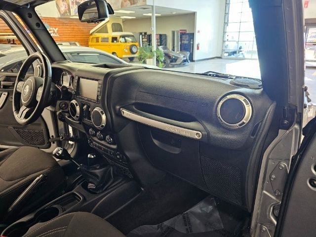 Used 2017 Jeep Wrangler Unlimited Sahara AWD/4WD image 10