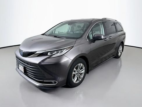 Used 2023 Toyota Sienna Limited AWD/4WD image 3