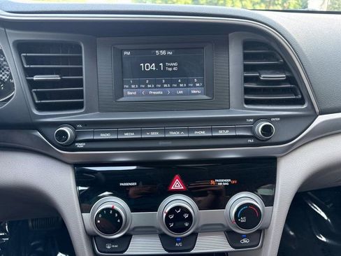Used 2019 Hyundai Elantra SE FWD image 25