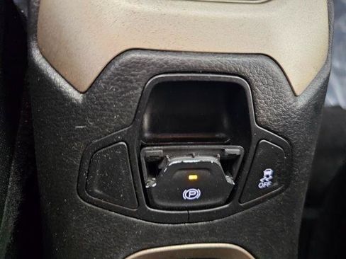 Used 2015 Jeep Renegade Latitude w/ Popular Equipment Group AWD/4WD image 19