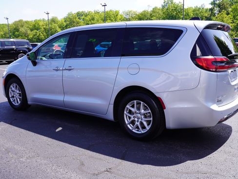 Used 2024 Chrysler Pacifica Touring-L FWD image 10