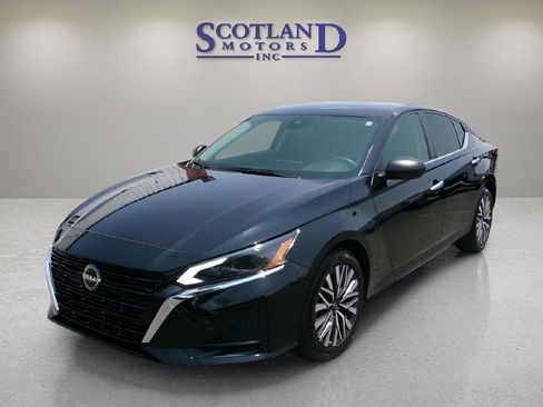 Used 2024 Nissan Altima 2.5 SV FWD image 2