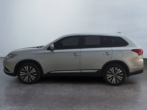 Used 2020 Mitsubishi Outlander SE image 2