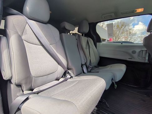 Used 2025 Toyota Sienna LE image 31