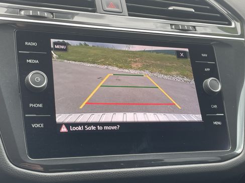 Used 2020 Volkswagen Tiguan SEL AWD/4WD image 27
