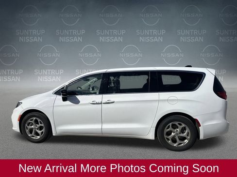 Used 2024 Chrysler Pacifica Limited image 2