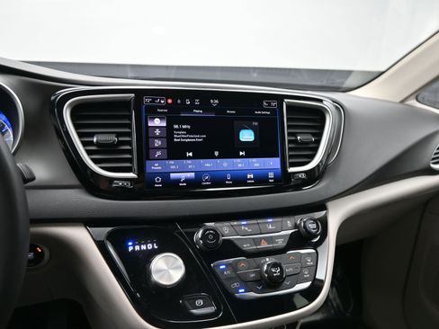 Used 2023 Chrysler Pacifica Touring-L image 13