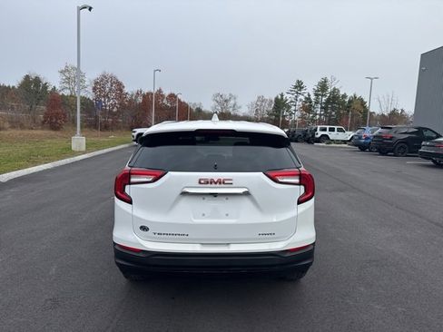 Used 2024 GMC Terrain SLE image 4