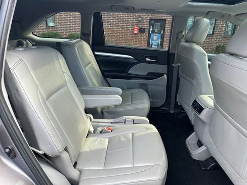 Used 2019 Toyota Highlander XLE image 20