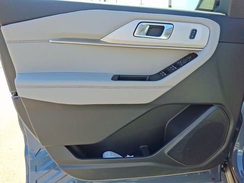 Used 2025 Ford Explorer Active w/ Active Comfort Package RWD image 8