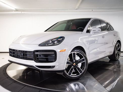Certified 2022 Porsche Cayenne Turbo AWD/4WD image 1