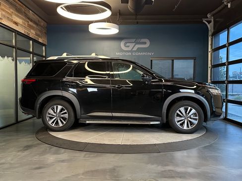 Used 2022 Nissan Pathfinder SL AWD/4WD image 2