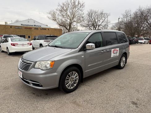 Used 2014 Chrysler Town & Country Touring-L image 1