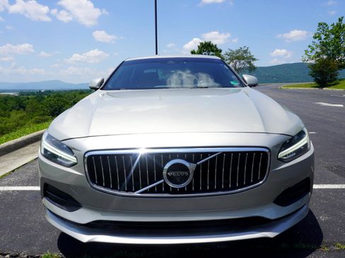 Used 2018 Volvo S90 T6 Momentum w/ Convenience Package image 2