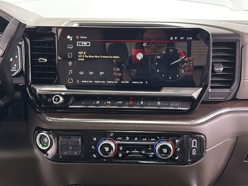 Used 2025 GMC Sierra 2500 SLT w/ SLT Premium Package image 10