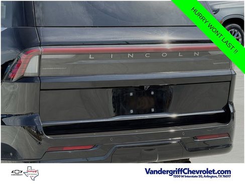 Used 2025 Lincoln Navigator Reserve AWD/4WD image 6