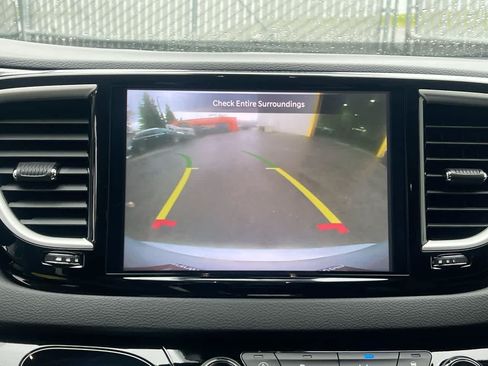 Used 2024 Chrysler Pacifica Touring-L FWD image 17