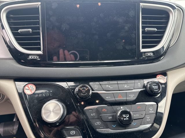 Used 2023 Chrysler Pacifica Touring-L FWD image 14