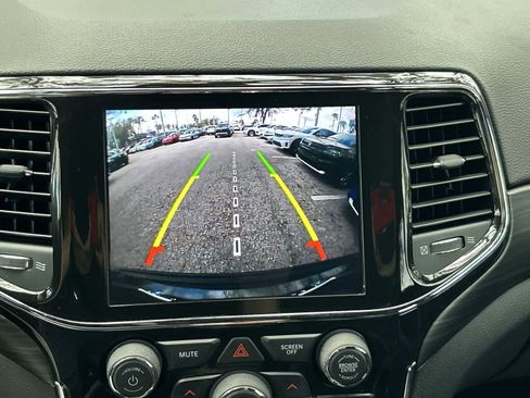 Used 2021 Jeep Grand Cherokee Laredo X image 21