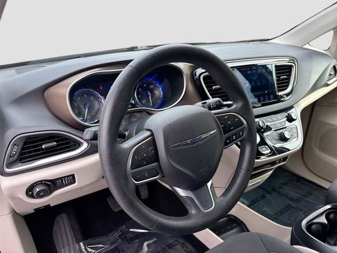 Used 2019 Chrysler Pacifica Touring Plus w/ Advanced Safetytec Group FWD image 9