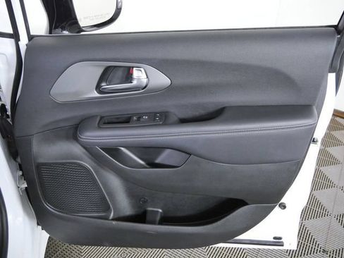 Used 2025 Chrysler Pacifica Select FWD image 11