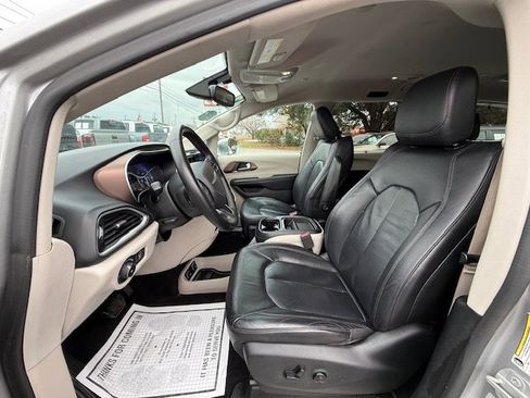 Used 2017 Chrysler Pacifica Touring-L image 5