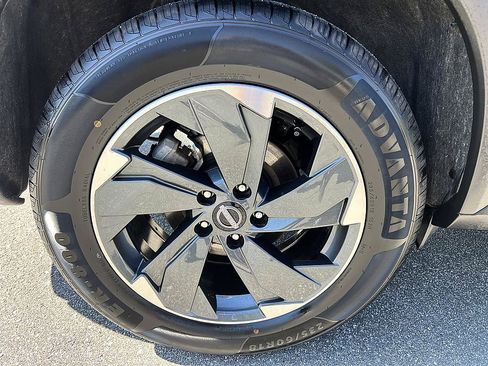 Certified 2025 Nissan Rogue SV AWD/4WD image 11
