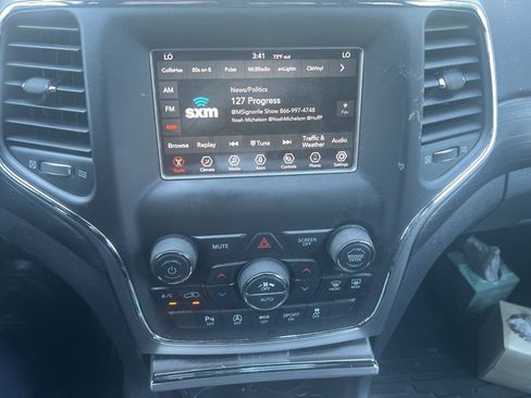 Used 2021 Jeep Grand Cherokee Laredo image 9