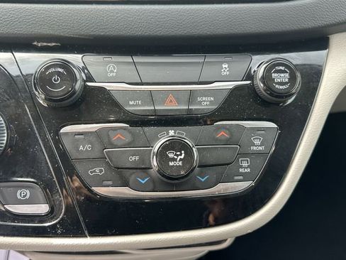 Used 2023 Chrysler Voyager LX FWD image 21