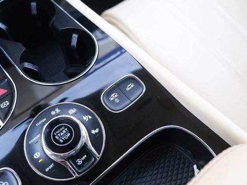 Used 2018 Bentley Bentayga image 48