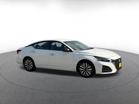 Used 2025 Nissan Altima 2.5 SV FWD image 2