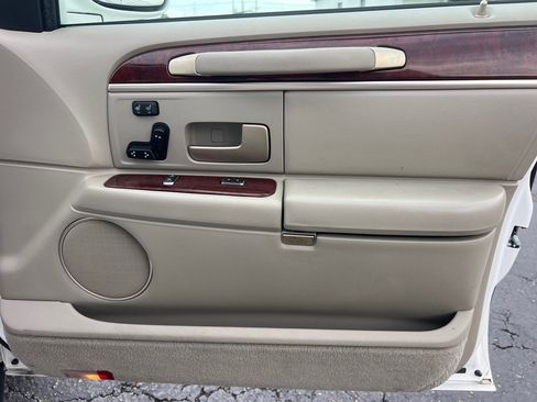 Used 2003 Lincoln Town Car Signature RWD image 24
