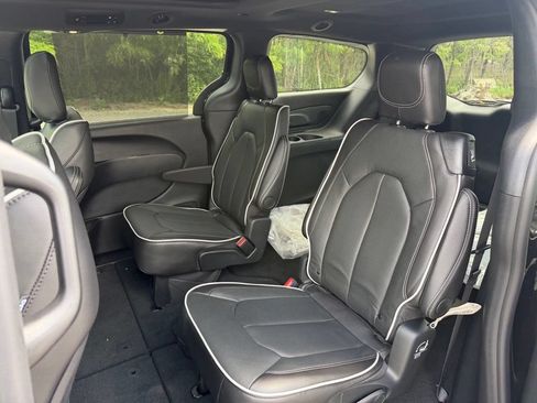 New 2026 Chrysler Pacifica Limited FWD image 18