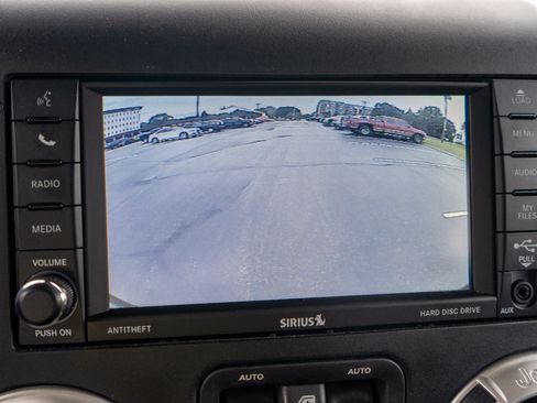 Used 2017 Jeep Wrangler Unlimited Sahara w/ Connectivity Group AWD/4WD image 18