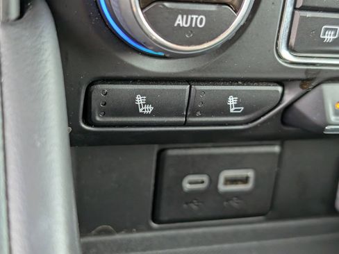 Used 2024 Chevrolet Suburban LT RWD image 18