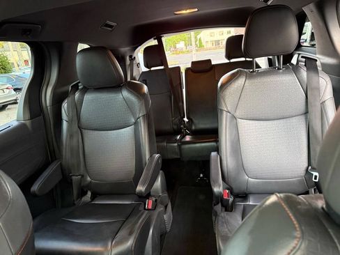 Used 2022 Toyota Sienna XSE w/ XSE Plus Package FWD image 4