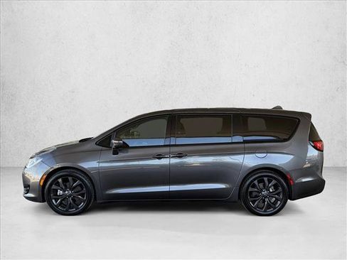 Used 2018 Chrysler Pacifica Touring Plus w/ S Appearance Package FWD image 2