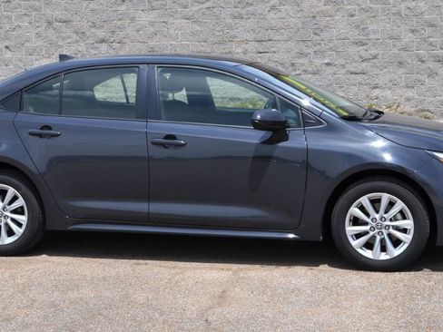 Used 2025 Toyota Corolla LE w/ LE Premium Package FWD image 2
