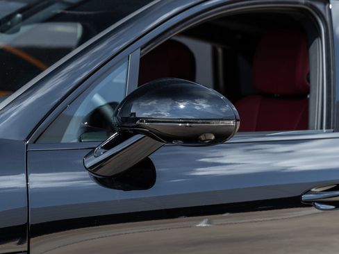 Certified 2025 Porsche Macan AWD/4WD image 17