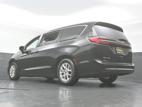 Used 2023 Chrysler Pacifica Touring-L FWD image 47