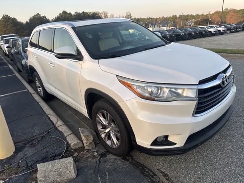 Used 2015 Toyota Highlander XLE image 2