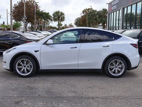 Used 2023 Tesla Model Y Standard Range image 17