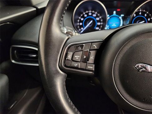 Used 2018 Jaguar F-PACE Premium image 27