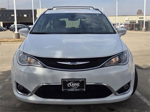Used 2018 Chrysler Pacifica Touring Plus w/ Tire & Wheel Group image 2